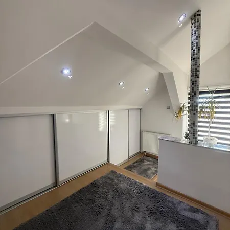 Luxury Black & White 公寓