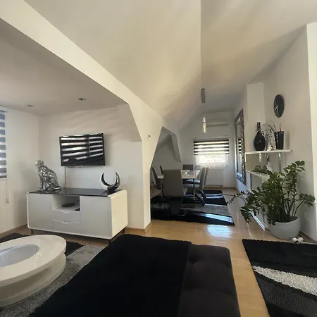 Luxury Black & White Apartment *