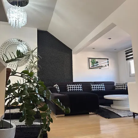 Luxury Black & White 公寓