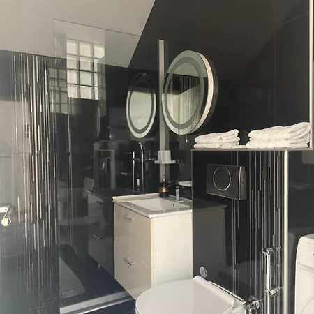 Luxury Black & White 公寓