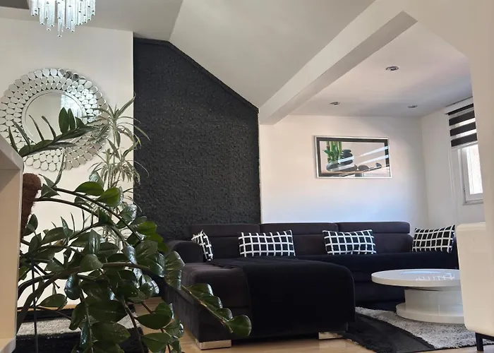 Luxury Black & White Lejlighed