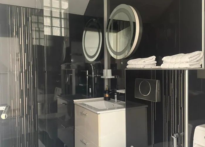 Luxury Black & White Lejlighed